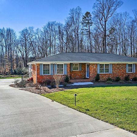 Ranch-Style Home 7 Mi To Downtown Greensboro! Exterior photo