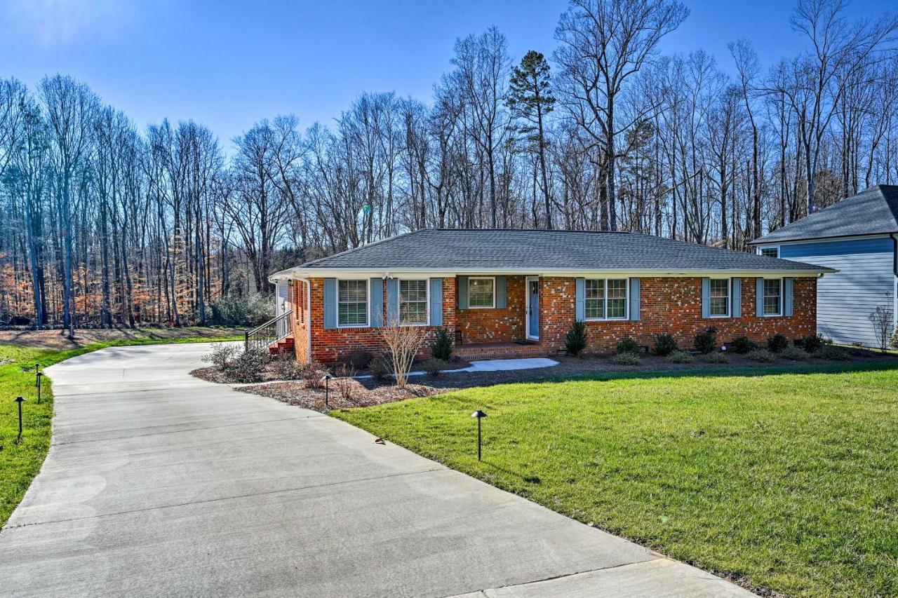 Ranch-Style Home 7 Mi To Downtown Greensboro! Exterior photo