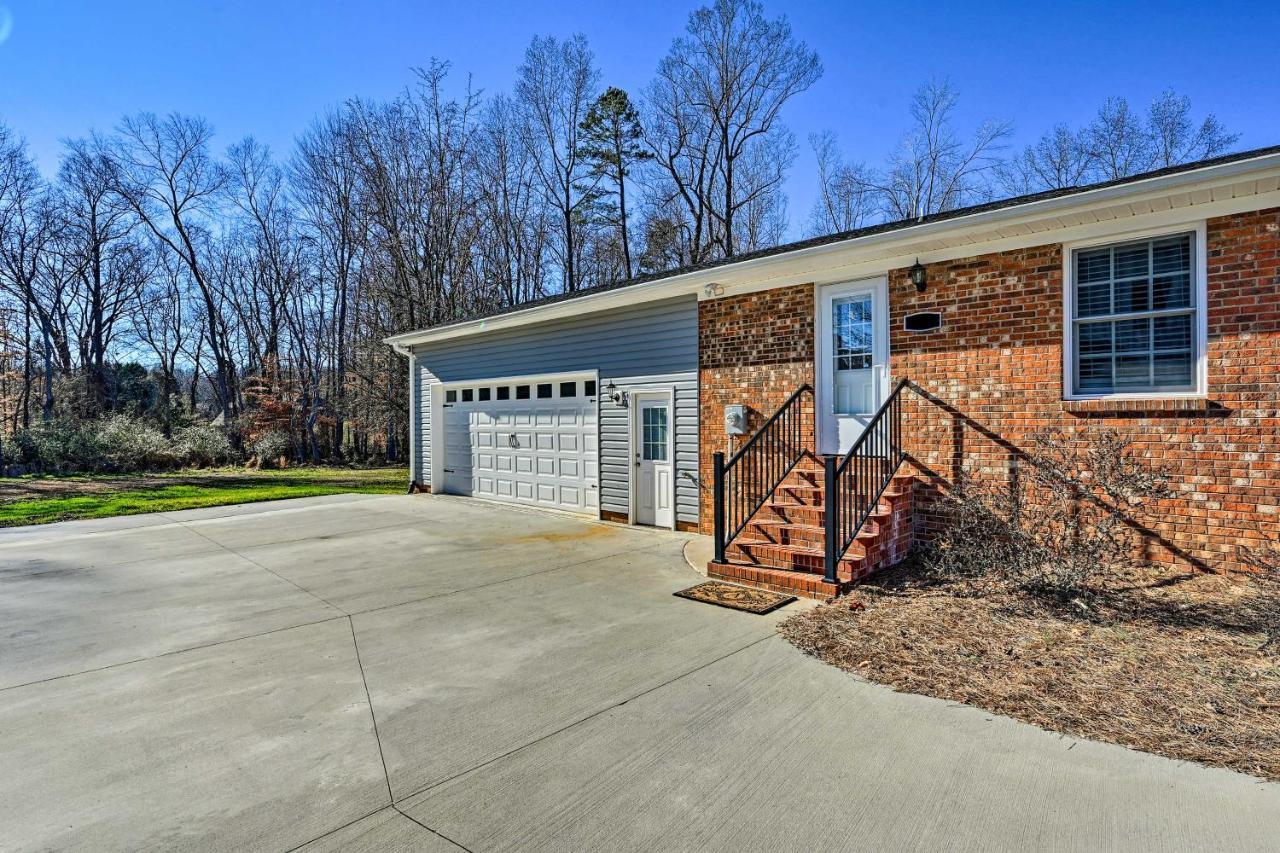 Ranch-Style Home 7 Mi To Downtown Greensboro! Exterior photo